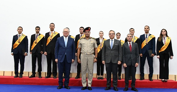 الأكاديمية العسكرية تنظم مراسم تخريج الدورة رقم 56 للملحقين الدبلوماسيين بعد إتمام دورتهم التدريبية بالكلية الحربية