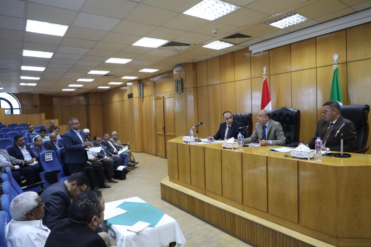 فى أول لقاءاته بخدمة مواطني المنيا

المحافظ يستمع لشكاوى و يستجيب لطلبات ويأمر بصرف إعانات عاجلة  