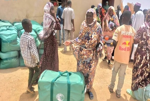 مركز الملك سلمان يوزع حقائب عناية شخصية وإيوائية وسلال غذائية في ولايات في السودان