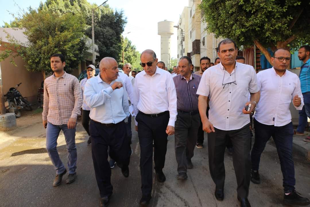 محافظ المنيا يتجول فى شوارع ديرمواس ويتفقد مخازن سلع تموينية موجها بتشديد الرقابة لضبط الأسعار ومنع الاحتكار