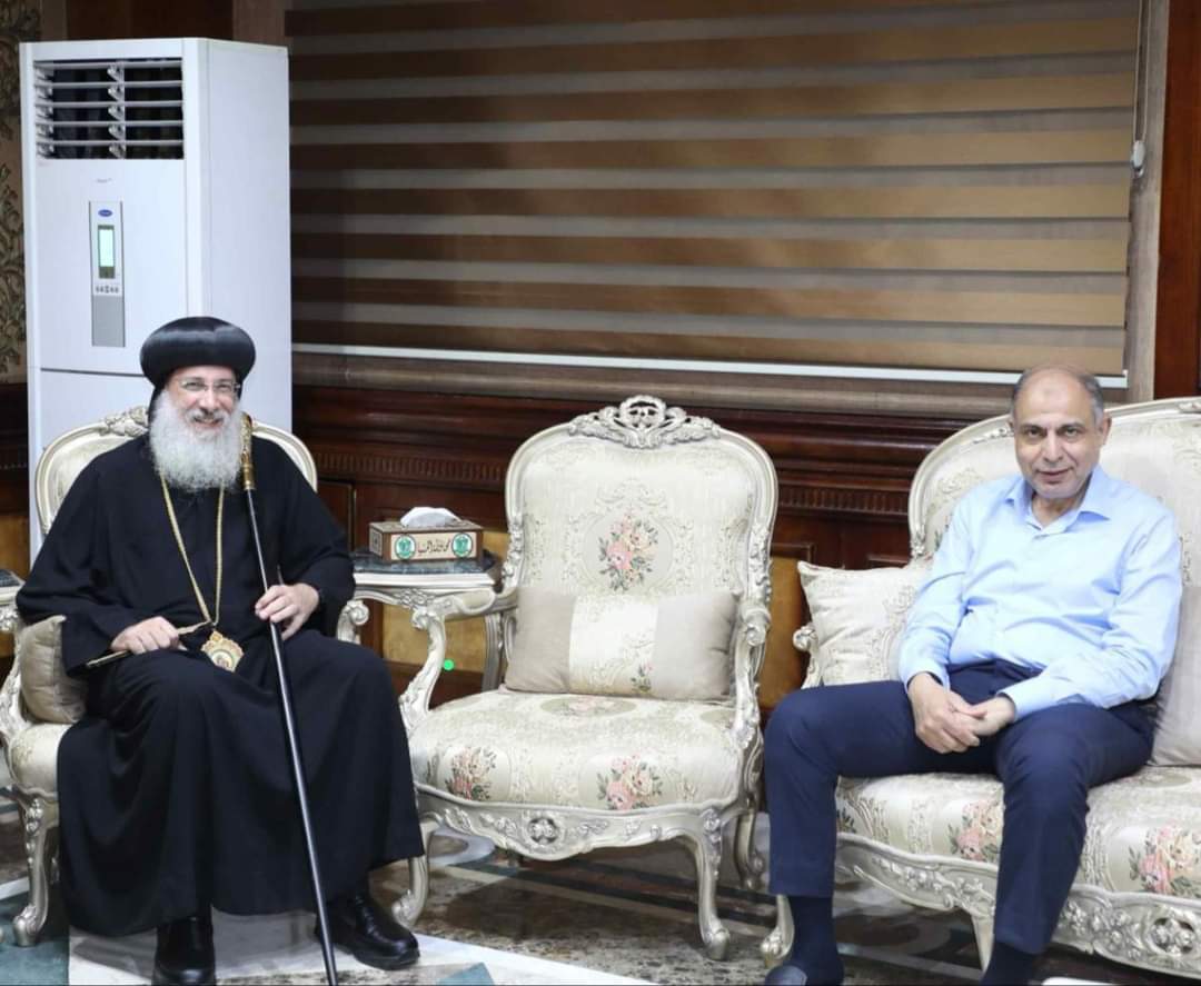 محافظ المنيا يستقبل أسقف شرق المنيا والوفد المرافق لقداسته لتقديم التهانى