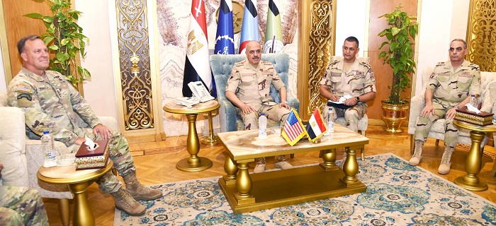 وزير الدفاع يبحث مع قائد القيادة المركزية الأمريكية سبل تعزيز التعاون العسكري بين البلدين 