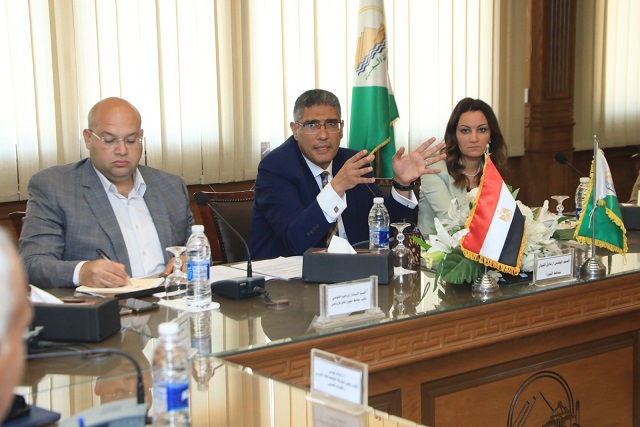 محافظ الجيزة يلتقى بمسئولى مياه الشرب والصرف الصحى لوضع حلول عاجلة للقضاء على المشكلات بعدداً من القطاعات التى تم رصدها