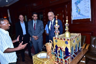 إبداع من قلب الأقصر.. المحافظ يدعم موهبة فنان ينحت التراث من بقايا الخشب







