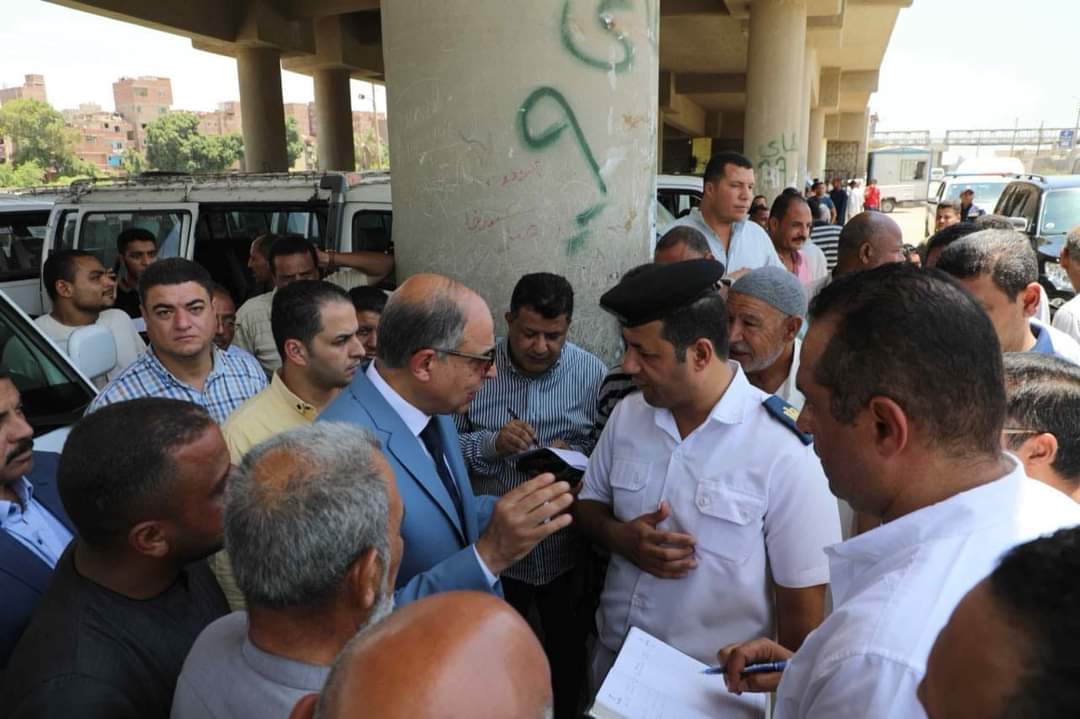 محافظ المنيا يتابع انتظام العمل بالمواقف ويشدد على التزام السائقين بتطبيق التعريفة الجديدة
