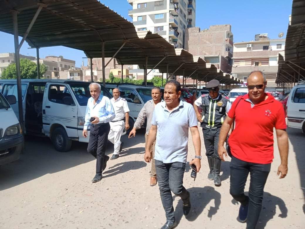 محافظ المنيا يتابع الحملات الرقابية على المواقف للتأكد من الالتزام بتعريفة الركوب الجديدة ويؤكد: الاستغلال مرفوض والمواطن شريك فى الرقابة
