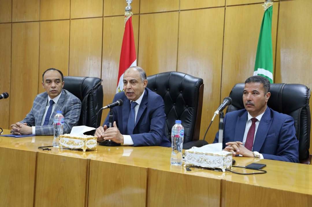 محافظ المنيا يعقد اجتماعاً موسعاً مع القيادات التنفيذية بالمحافظة