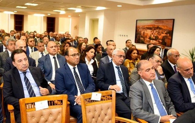 بدر عبدالعاطي يجتمع مع قيادات الوزارة من مساعدي الوزير ومديري الإدارات
