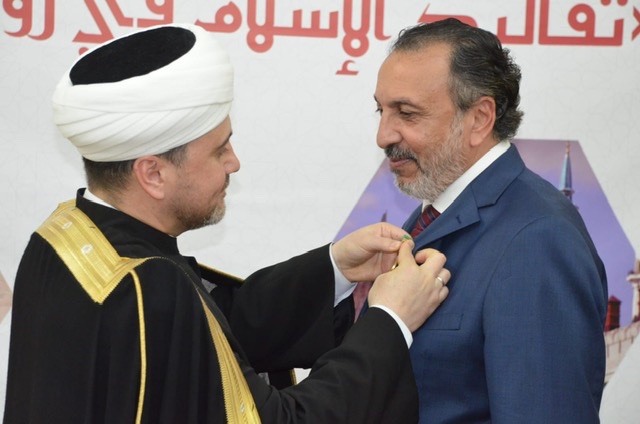 مفتي روسيا يمنح جاتين وجاد وسام الاستحقاق