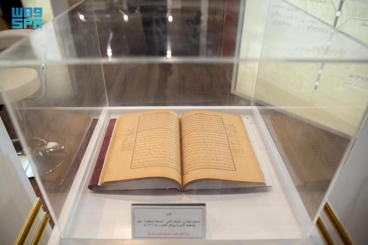 بعضها من مطابع القاهرة.. نوادر كتب المسجد النبوي في معرض المدينة المنورة 