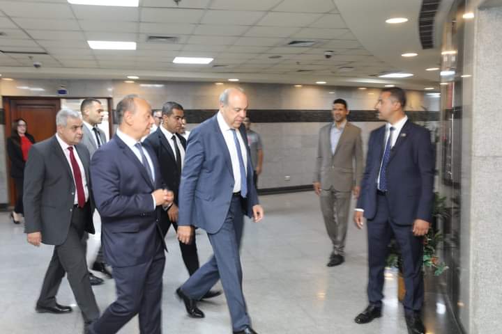وزير الطيران في زيارة ميدانية لسلطة الطيران المدنى 

