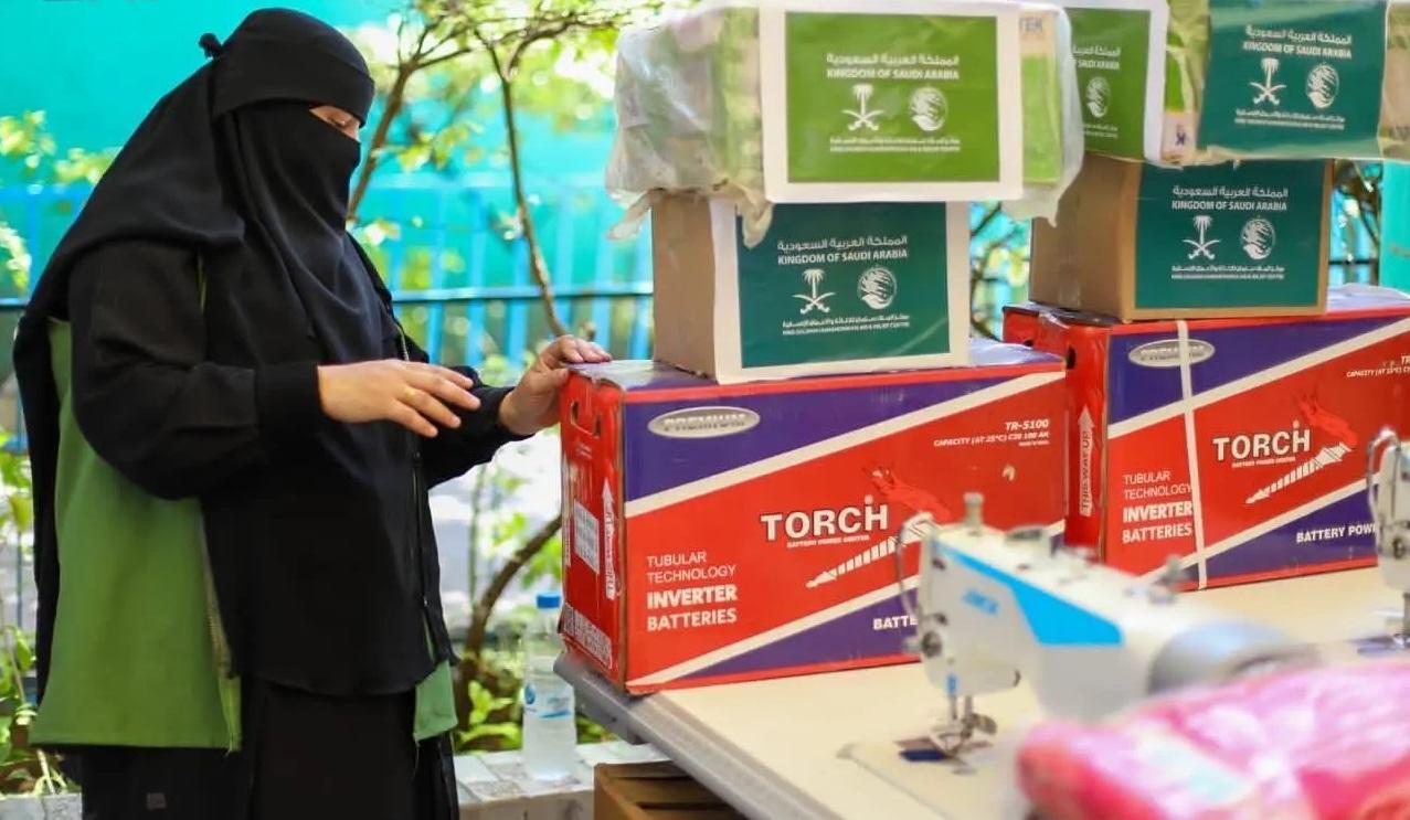 مركز الملك سلمان يوزع فصول دراسية ومستلزمات مدرسية للأيتام في اليمن






