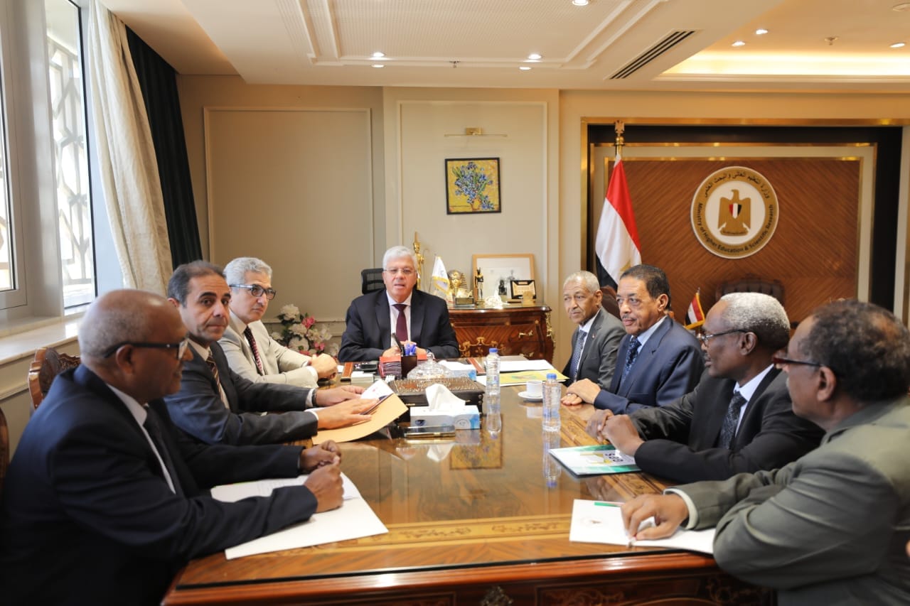 وزير التعليم العالي وسفير السودان يبحثان تعزيز التعاون التعليمي والبحثي 