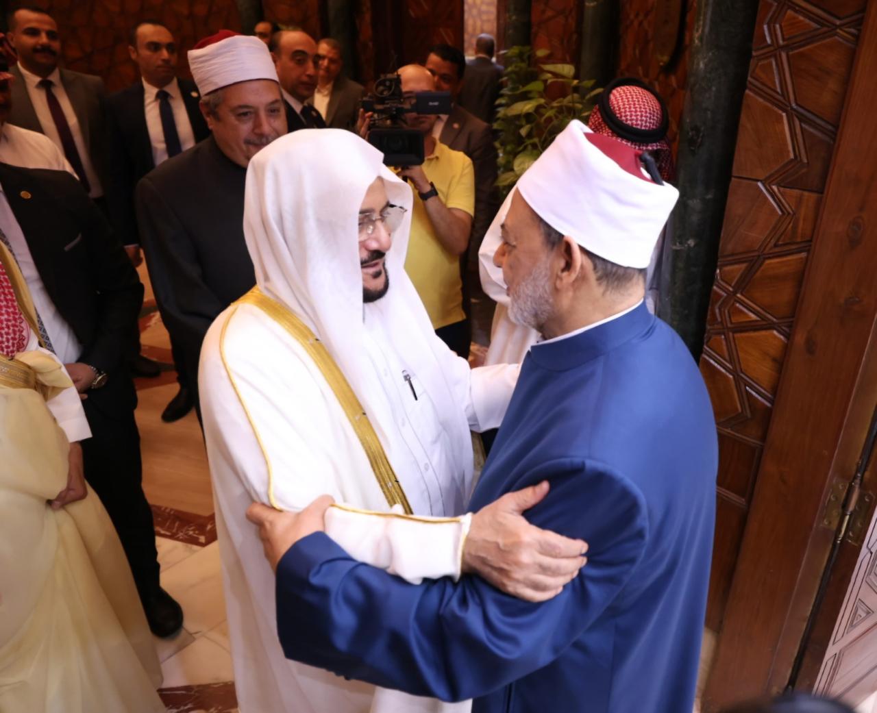 شيخ الأزهر: ضرورة إعادة النظر في بعض قضايا المرأة التي طغى فيها فقه العادات والتَّقاليد

