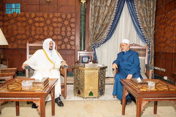 بحضور الحصيني.. وزير الشؤون الإسلامية السعودي يهدي شيخ الأزهر نسخة من المصاحف الفاخرة