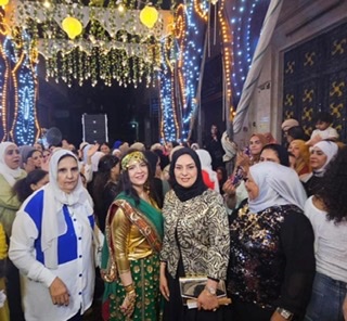 سفيرة البحرين بالقاهرة تحضر حفل زفاف شعبي بإمبابة