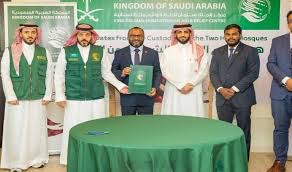 مركز الملك سلمان يسلم أطنانًا من التمور هدية المملكة لعدد من الدول حول العالم