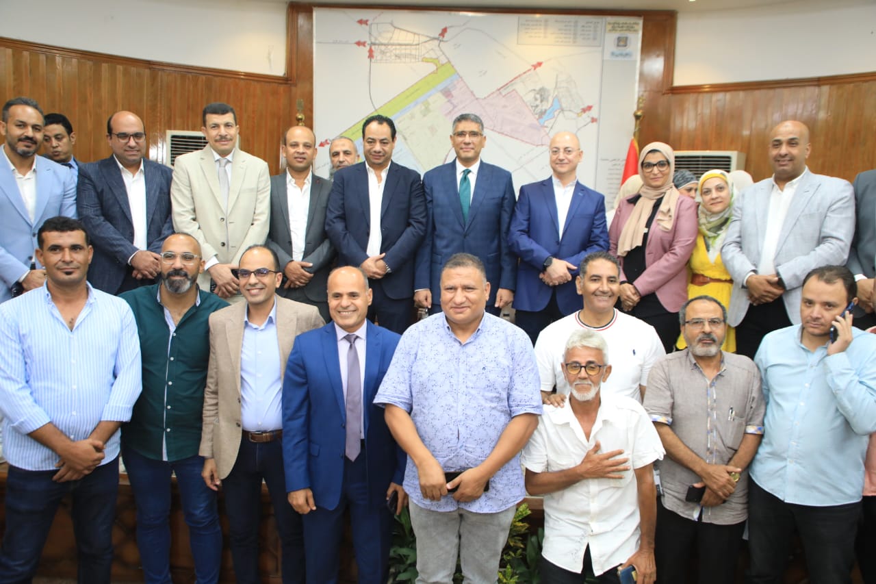 تكريم المهندس عادل النجار محافظ الجيزة في احتفاليه نظمها جهاز مدينة ٦ أكتوبر


