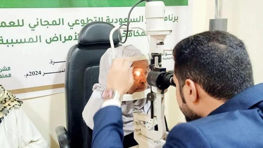 مركز الملك سلمان يواصل مشروع مكافحة العمى ويرسل شاحنات إغاثة للسودان

