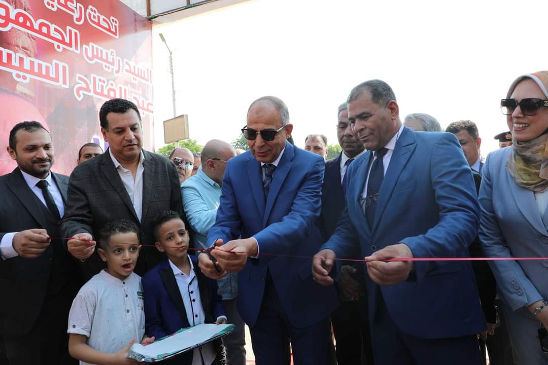 محافظ المنيا يفتتح معرض 