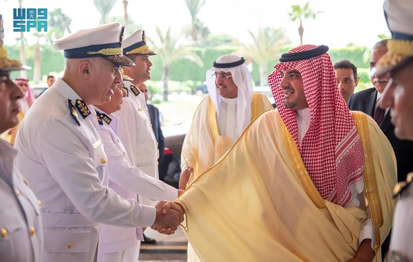 الأمير عبدالعزيز بن سعود يزور أكاديمية الشرطة بمصر 

