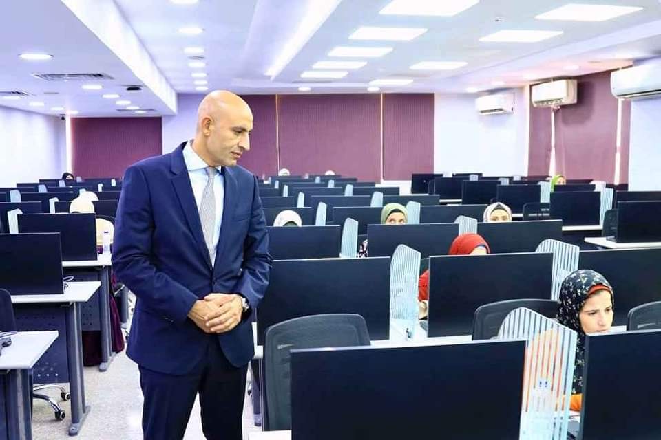 وزير التربية والتعليم يصدر كتابًا ينظم صرف مستحقات المعلمين بالحصة







