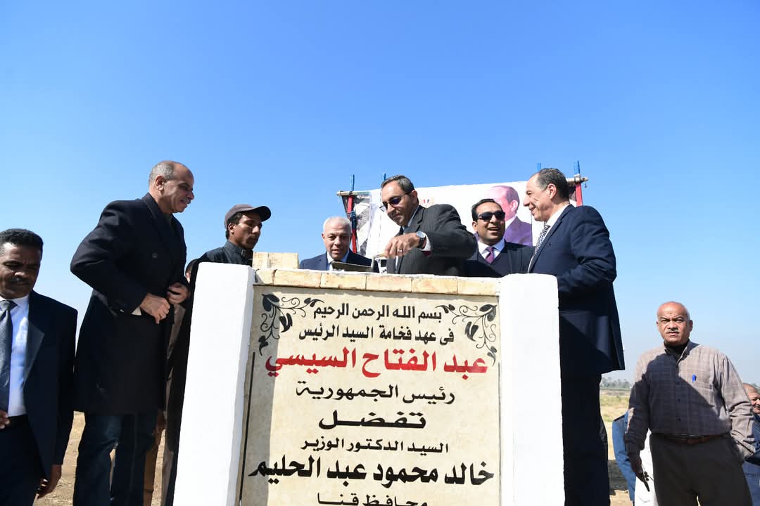 محافظ قنا ورئيس هيئة تنمية الصعيد يضعان حجر أساس أول محطة إنتاج لشتلات القصب 

