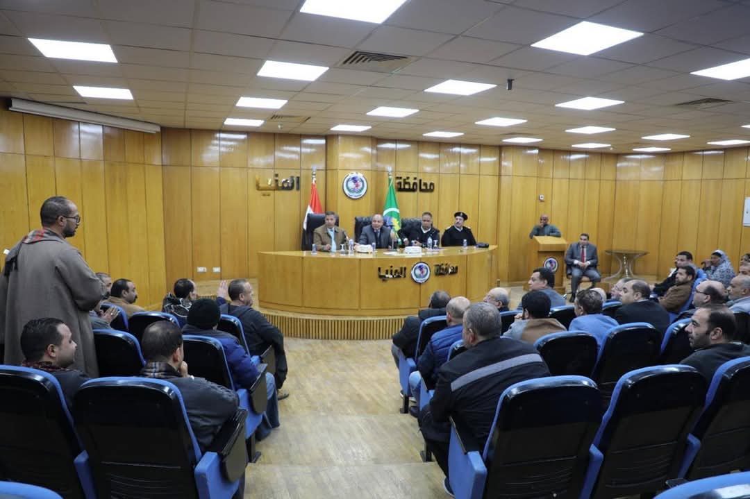 محافظ المنيا يواصل لقاءاته مع تجار سوق الحبشى تمهيدا لنقلهم إلى ماقوسة
