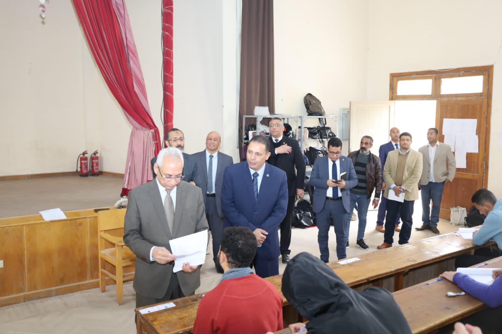 رئيس جامعة المنيا يواصل جوالاته لمتابعة سير  الامتحانات 