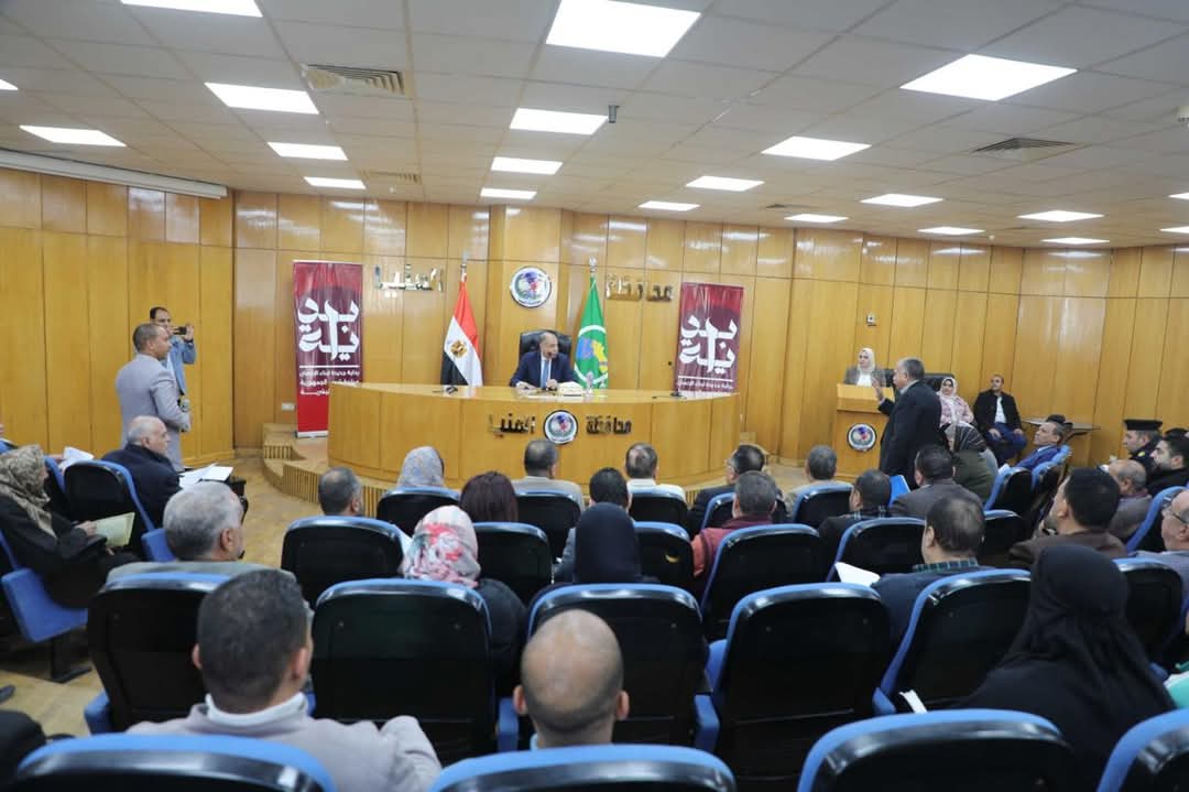 محافظ المنيا يلتقى مواطني أبوقرقاص