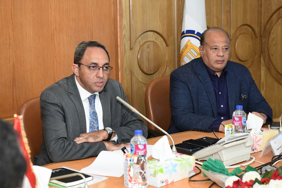باستثمارات 3.5 مليون دولار .. محافظ قنا يتابع تنفيذ مشروع التنمية الحضرية بالحميدات والمعنا  

