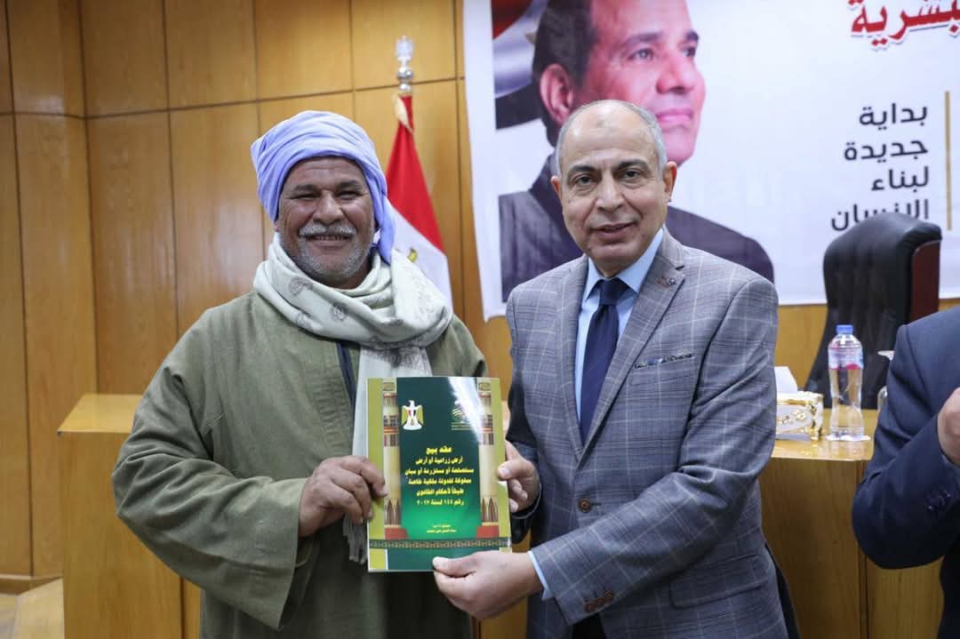 محافظ المنيا يسلم 150 عقدًا لتقنين أراضي أملاك الدولة