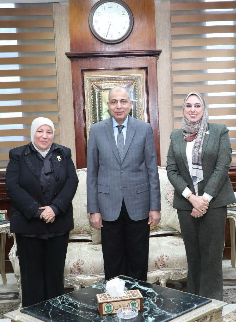 محافظ المنيا يتلقى تقريرًا عن جهود المجلس القومي للمرأة لعام 2024