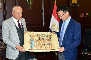 لبحث سبل التعاون المشترك .. محافظ الأقصر يستقبل وفدا من مقاطعة قوانغدونغ الصينية                                                                                            

