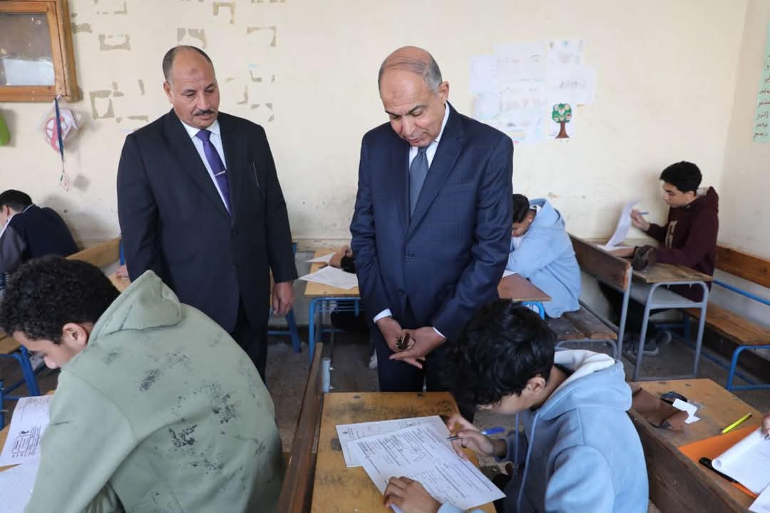محافظ المنيا يتفقد لجان امتحانات الشهادة الإعدادية