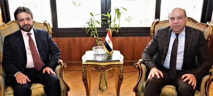 وزير الطيران يلتقي وفداً إماراتياً رفيع المستوى لمناقشة أوجه التعاون 