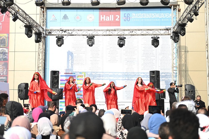 عروض خيال الظل والفلكلور تجذب جمهور معرض القاهرة الدولي للكتاب

