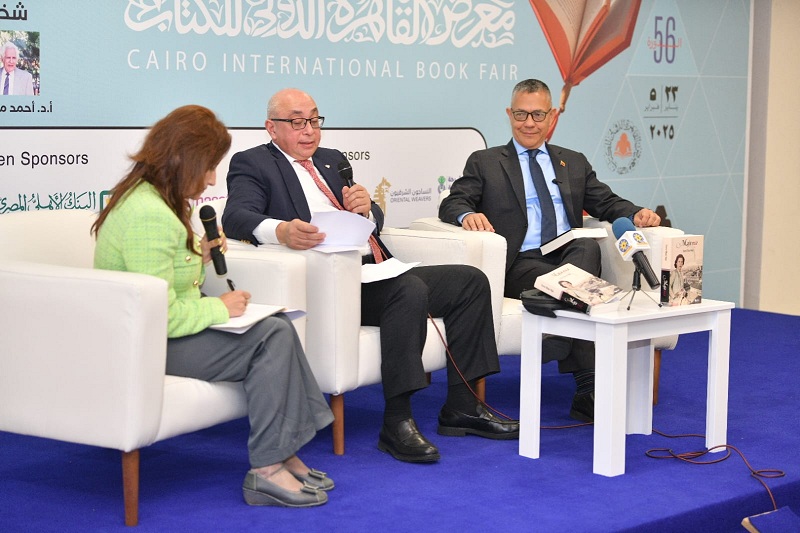 وزير ثقافة فنزويلا يحتفل بصدور كتابه في معرض القاهرة

