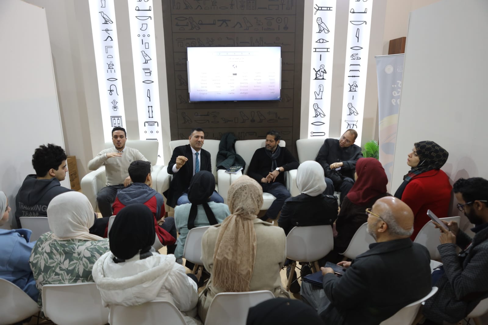 معرض القاهرة يناقش كتاب 