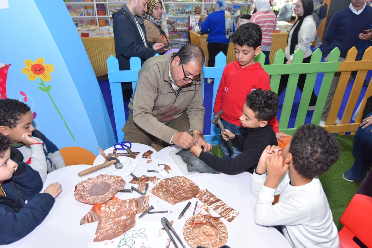 نشاط ملحوظ لفعاليات الأطفال في اليوم الثالث لمعرض الكتاب

