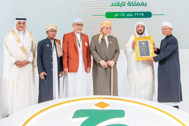 السعودية.. جامعة جامعة فطاني تمنح آل الشيخ درع 