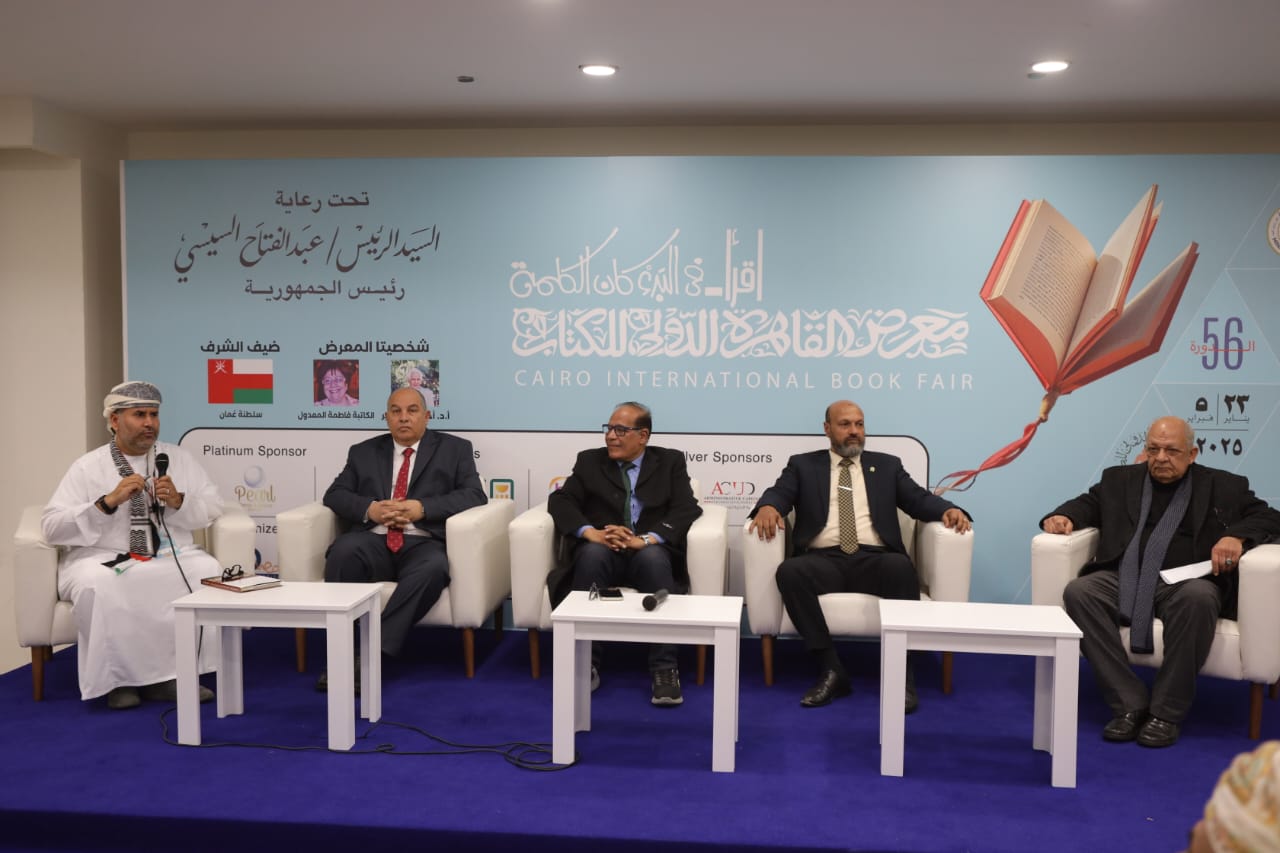 جامعة قابوس تهدي الأساتذة المصريين درعها خلال جلسة حوارية عن 