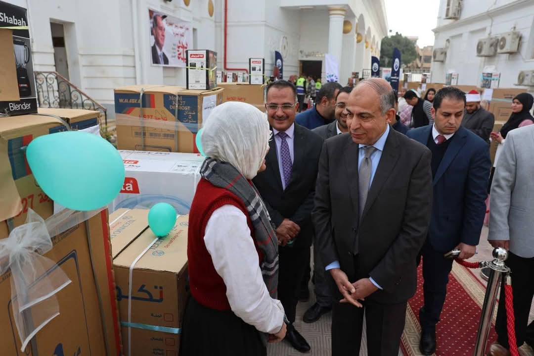 محافظ المنيا يسلم أجهزة كهربائية  لـ 20 عروسًا مقدمة من جمعية 