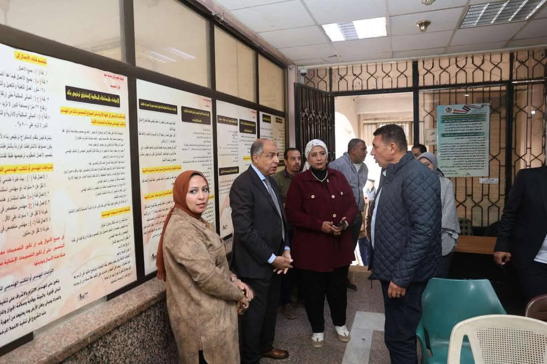 اللواء كدوانى يتابع تطوير مدخل المركز التكنولوجى  لإقامة صالات انتظار للمواطنين