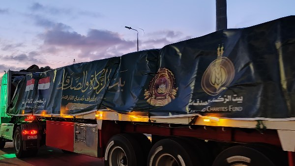 وصول القافلة العاشرة لبيت الزكاة والصدقات إلى قطاع غزة

