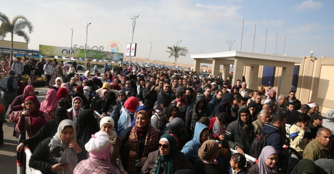 أكثر من 356 ألف زائر لمعرض القاهرة الدولي للكتاب في خامس أيام الجمهور

