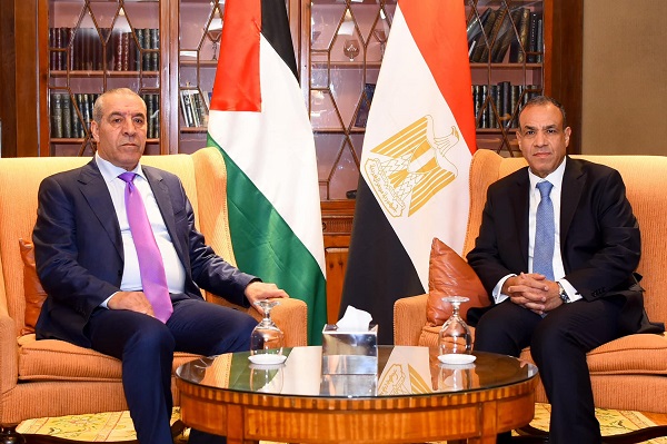 وزير الخارجية يبحث مع وفد فلسطيني جهود تثبيت وقف إطلاق النار ودعم السلطة الفلسطينية



