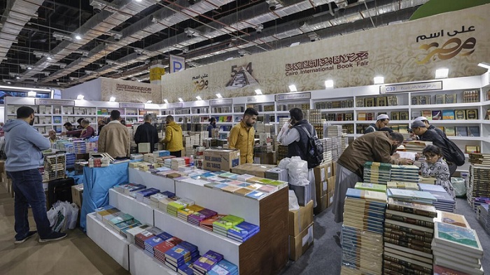 معرض القاهرة الدولي للكتاب يتخطى حاجز 2 مليون و 250 ألف زائر خلال ستة أيام


