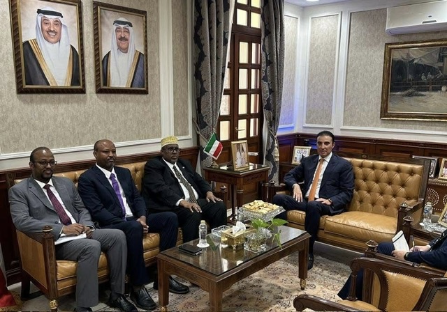 مندوبا الصومال والكويت بالجامعة العربية يبحثان سبل تعزيز التعاون المشترك