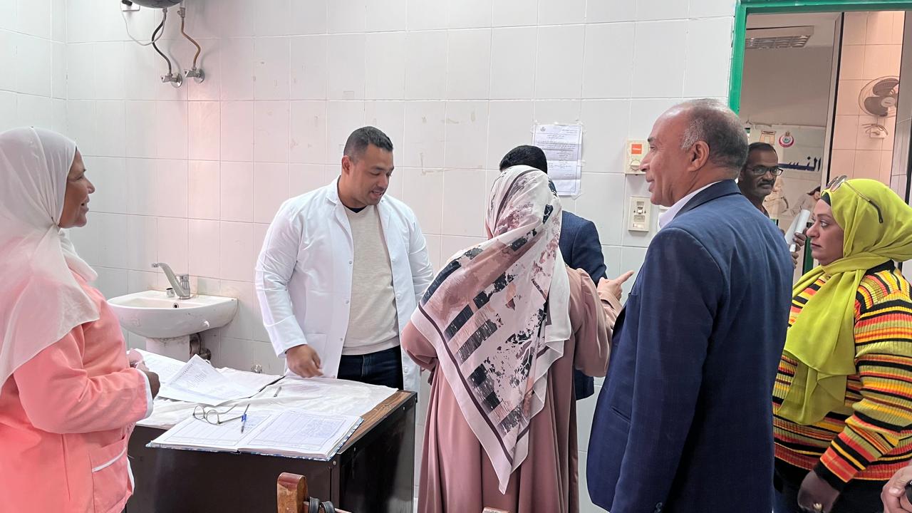 الكشف على ٨٧٥ حالة بقافلة طبية مجانية بالأقصر

